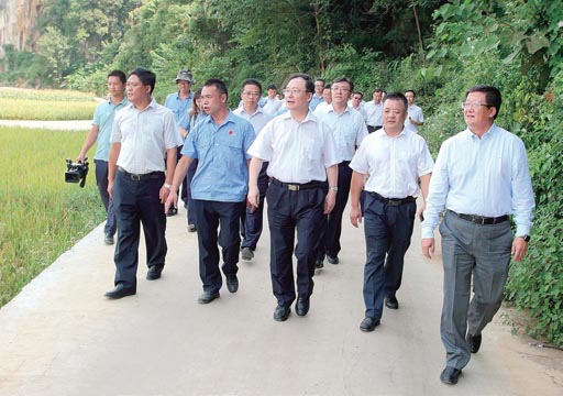 徐福顺到亚搏电竞官方网站(中国)股份有限公司 定点扶贫县开展调研 徐福顺到亚搏电竞官方网站(中国)股份有限公司 定点扶贫县开展调研